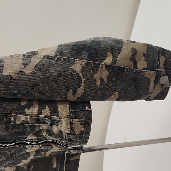 Thrill Camo Cropped Jacket. Asymmetric Zipper. Size Jrs. 1X - Picture 4 of 12